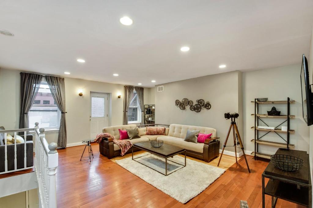 The Dreamers Penthouse-Funky 3BD in Center City - main image