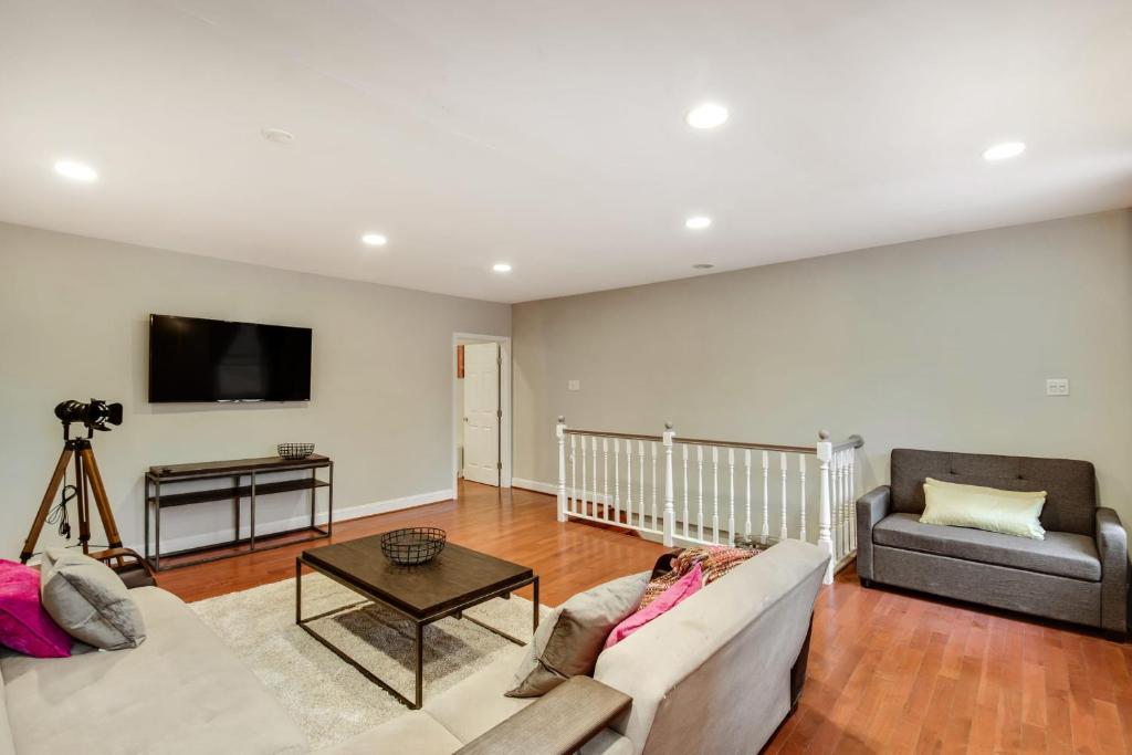The Dreamers Penthouse-Funky 3BD in Center City - image 6