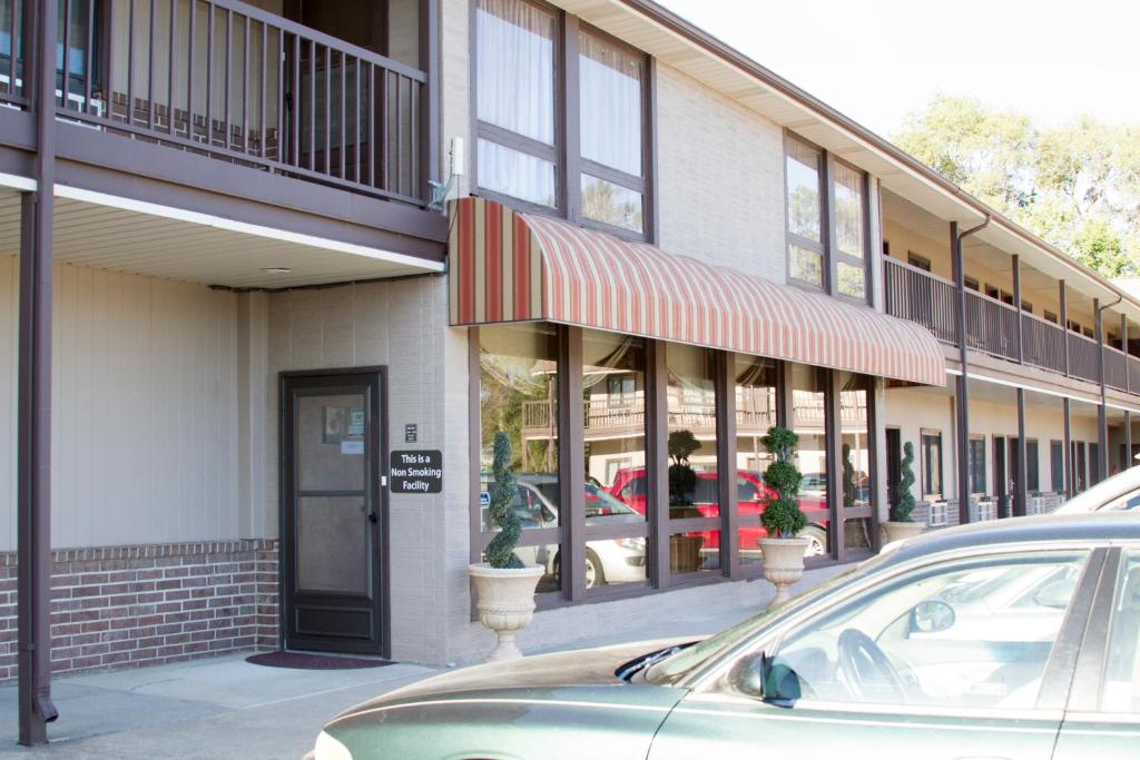 Cottonwood Inn & Suites - main image