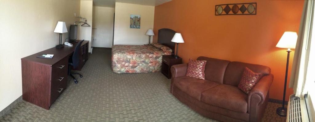 Cottonwood Inn & Suites - image 2