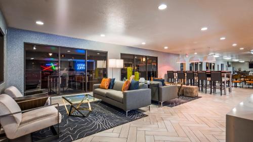 Best Western InnSuites Phoenix Hotel & Suites - image 2