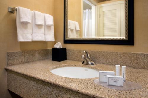 Courtyard by Marriott Phoenix Airport - image 2