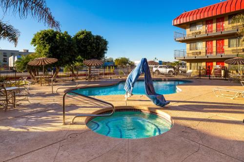 Travelers Inn - Phoenix - image 2