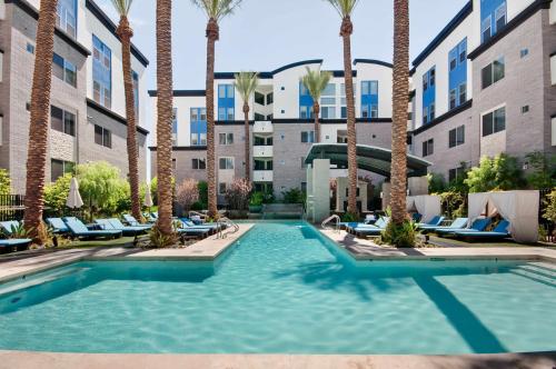 Upscale Complex - King Beds - View of Resort Style Pool with Parking - image 5