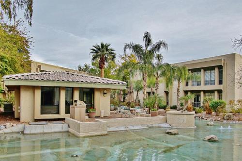 Golf Getaway with Pool Access Walk to Fashion Park! - image 3