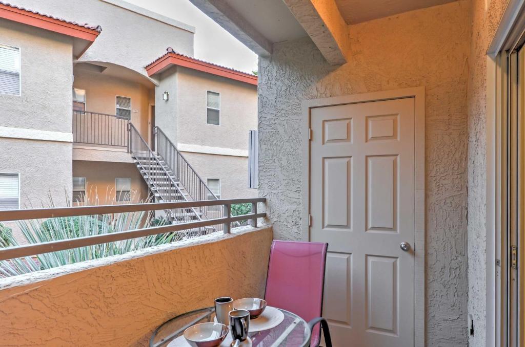 Phoenix Couples Condo with Deck and Pool and Spa Access! - image 7