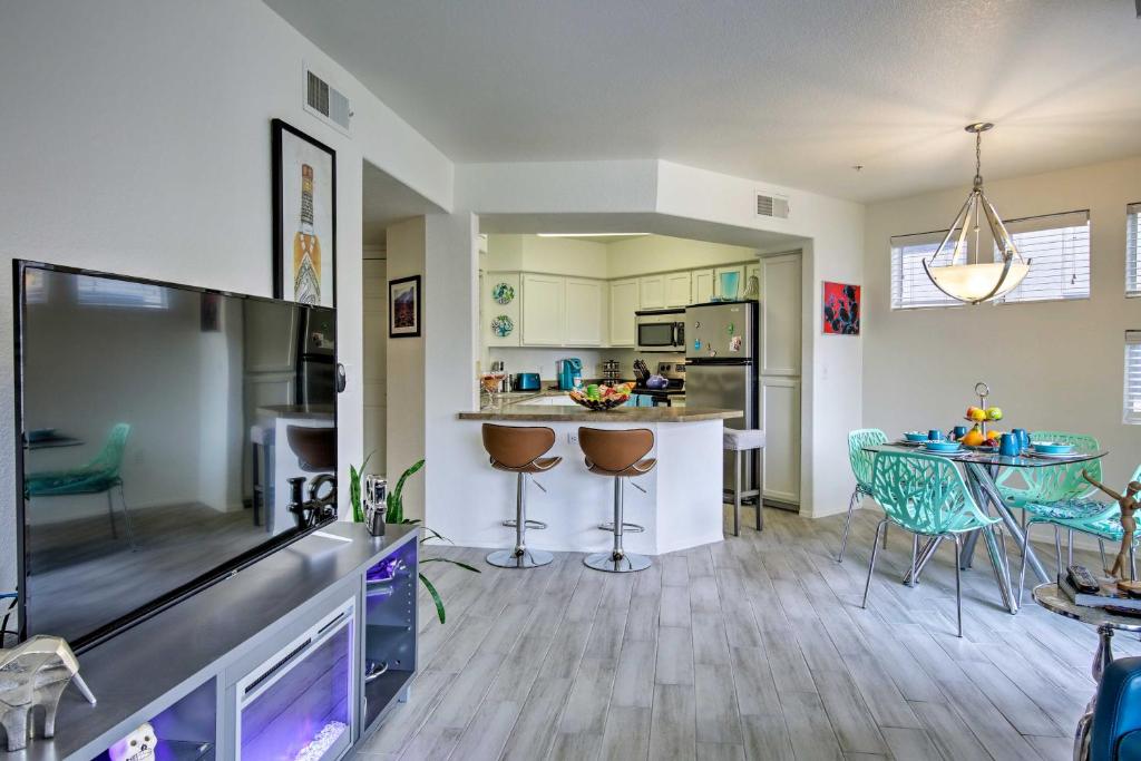 Chic Condo with Pool about 3 Mi to Downtown Phoenix! - image 4