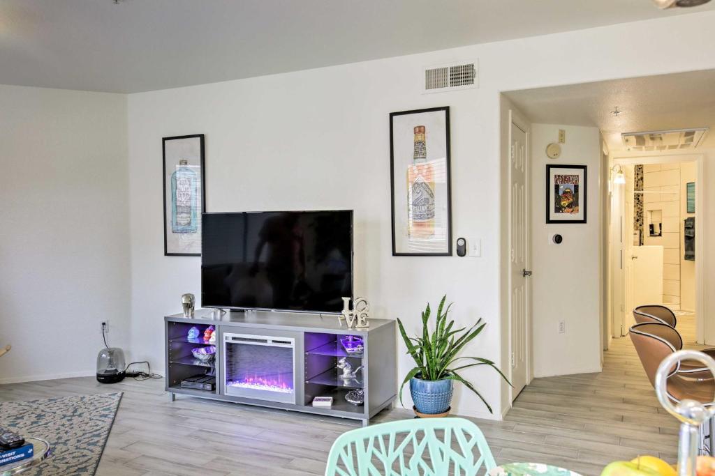 Chic Condo with Pool about 3 Mi to Downtown Phoenix! - image 6