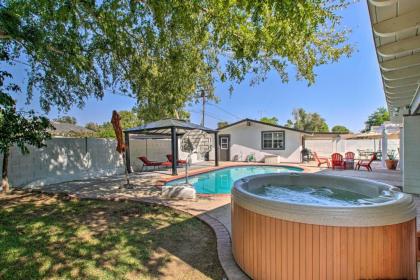 Charming Phoenix Casita with Hot Tub BBQ and Pool! - image 11