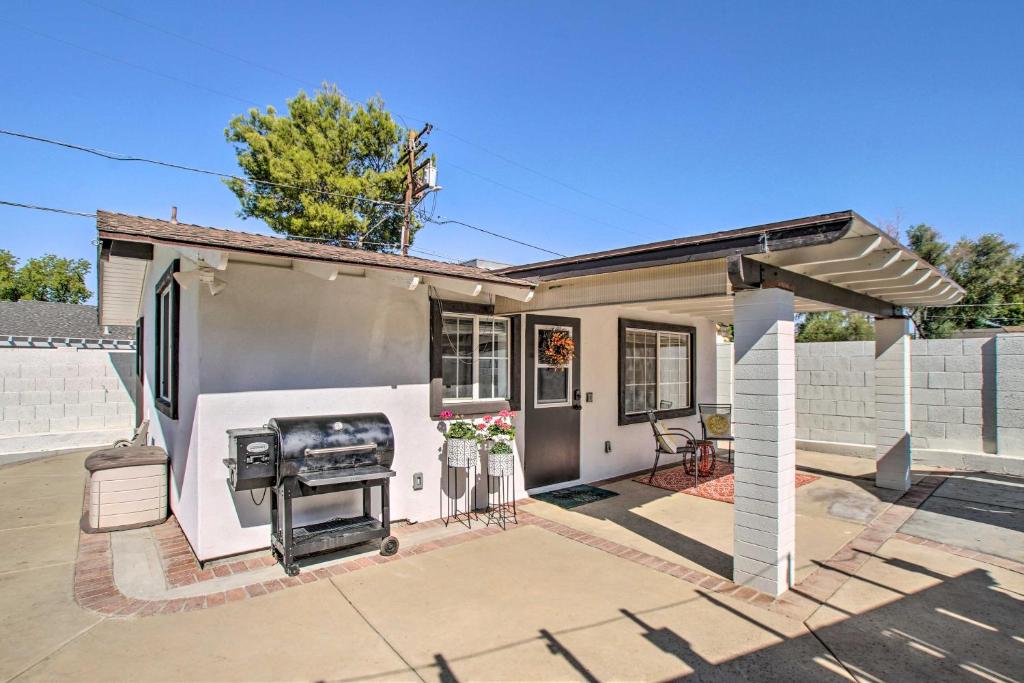 Charming Phoenix Casita with Hot Tub BBQ and Pool! - image 4