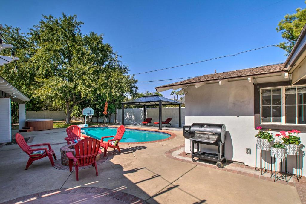 Charming Phoenix Casita with Hot Tub BBQ and Pool! - image 7