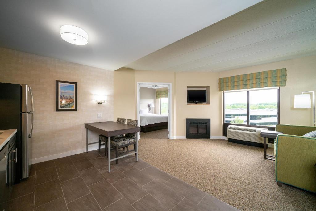 Hampton Inn & Suites Valley Forge/Oaks - image 6