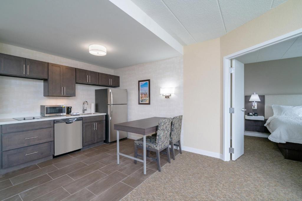 Hampton Inn & Suites Valley Forge/Oaks - image 7