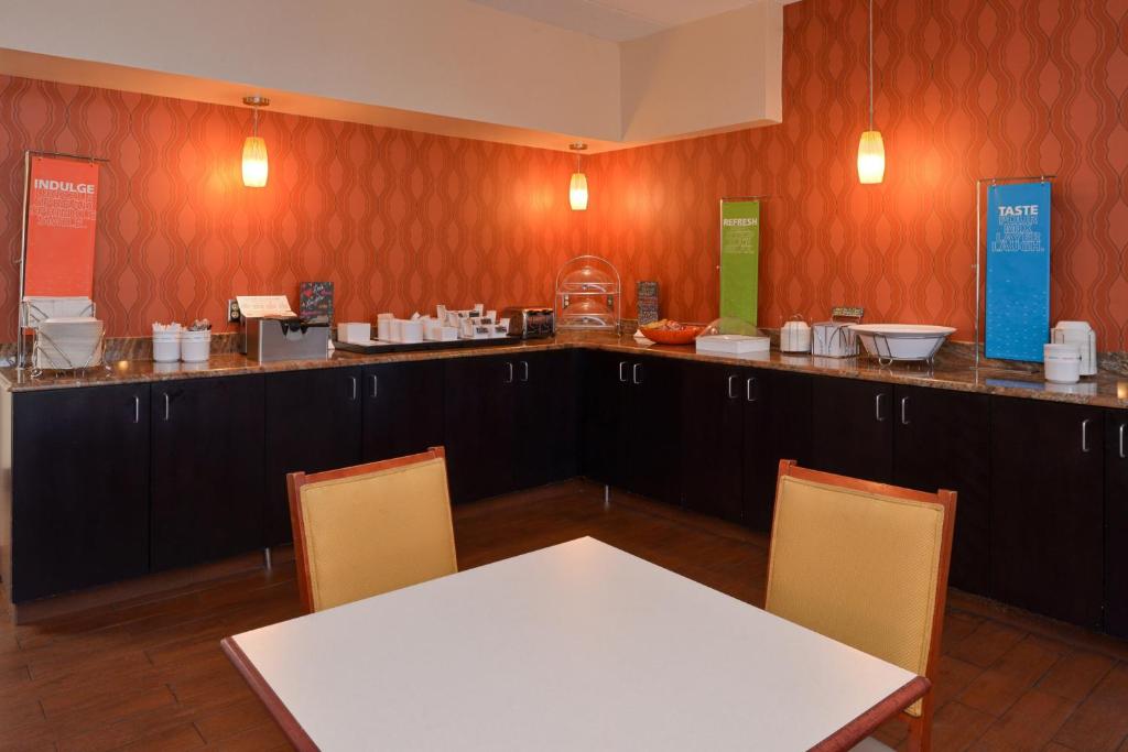 Hampton Inn Columbus-East - image 7