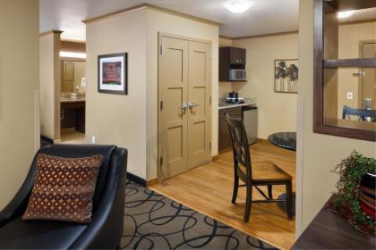 ClubHouse Hotel and Suites - image 3