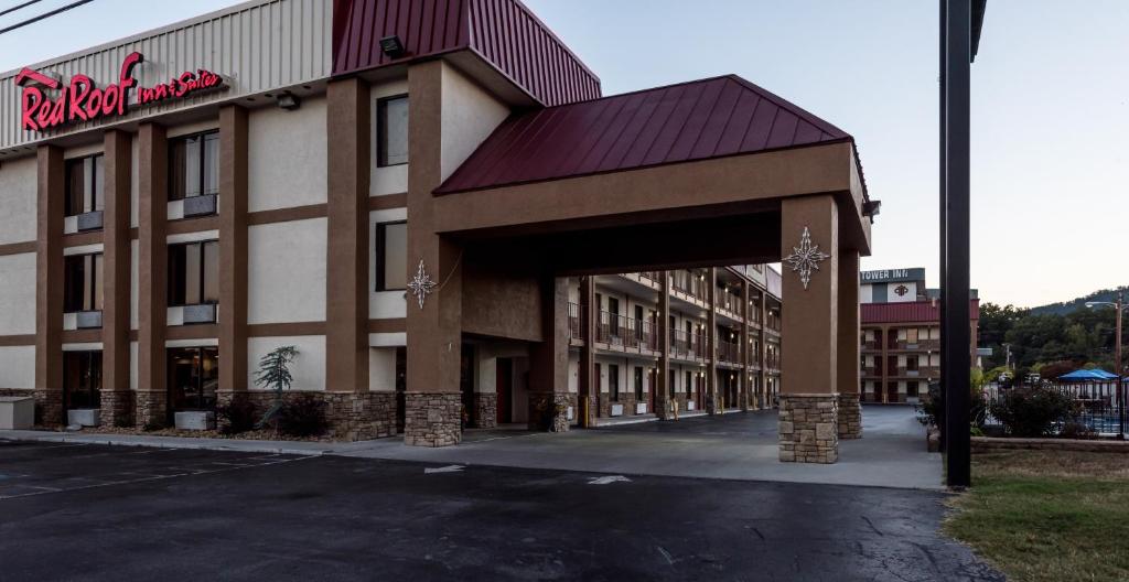 Red Roof Inn & Suites Pigeon Forge Parkway - main image