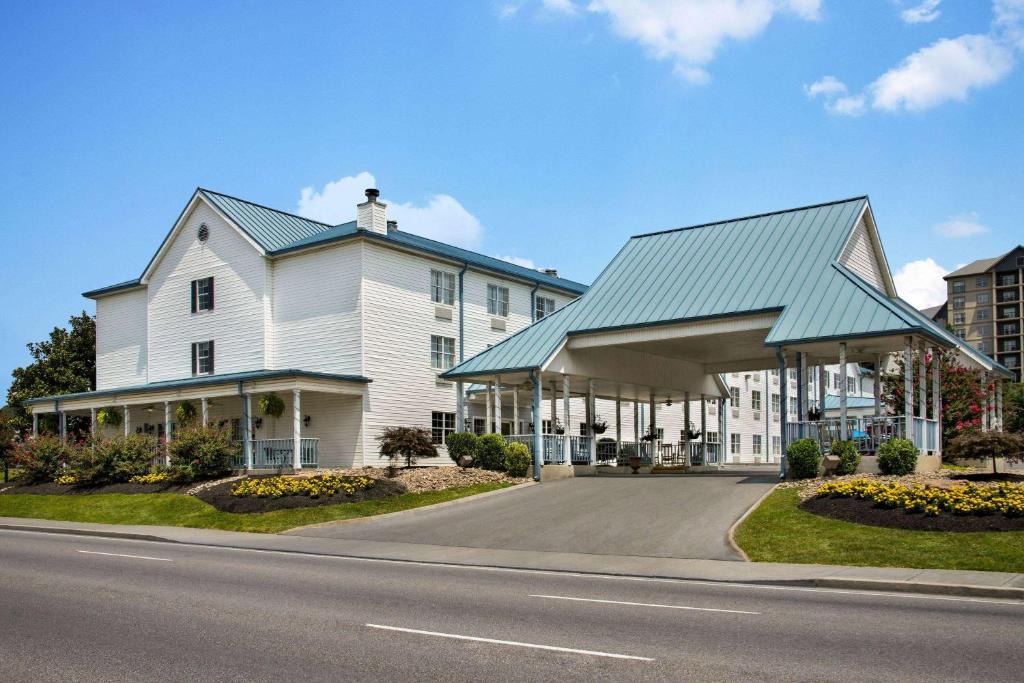 Ramada by Wyndham Pigeon Forge North - main image