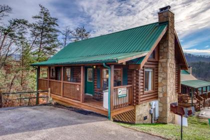 Cuddly Bear Hideaway Pigeon Forge