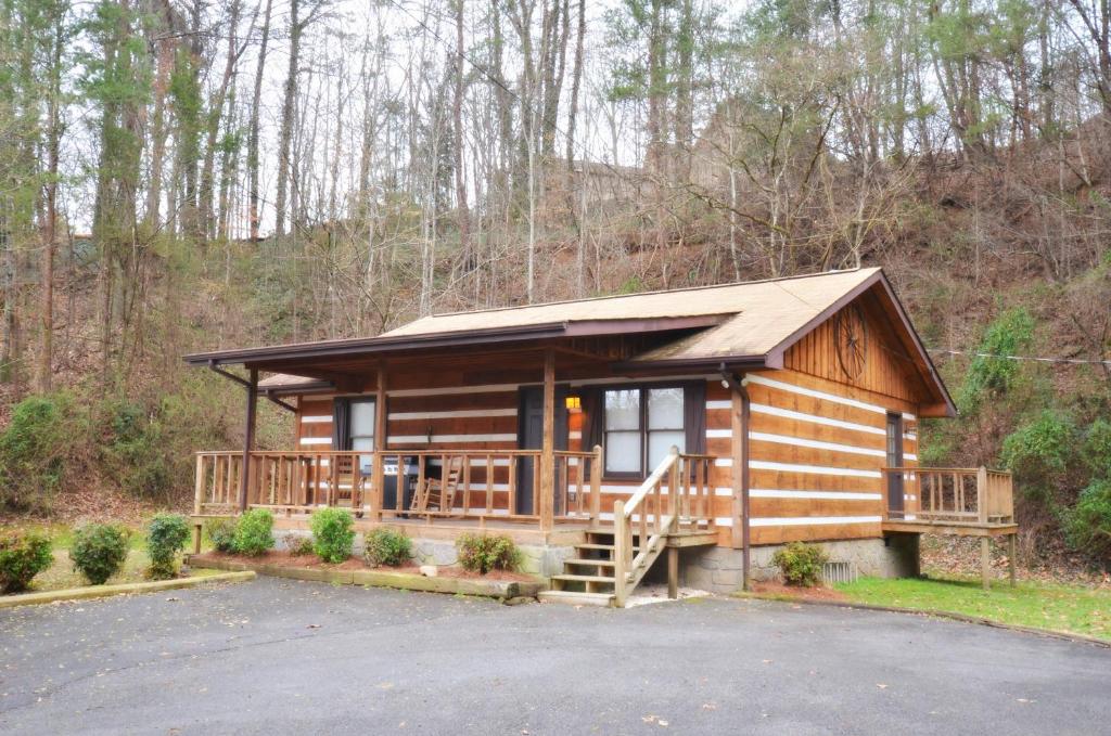 Tucked Away Cabin - image 3