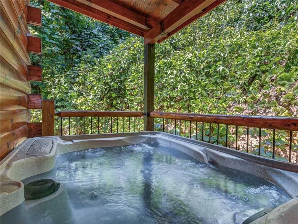 Woodland Escape 3 Bedrooms Hot Tub Pool Access WiFi Sleeps 9 - image 2