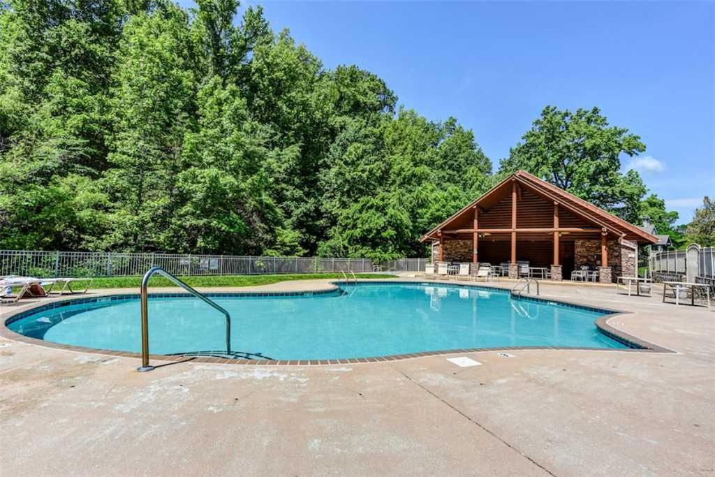 Woodland Escape 3 Bedrooms Hot Tub Pool Access WiFi Sleeps 9 - image 5