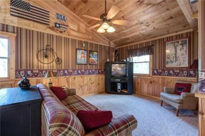 Lazy Cub Lodge 3 Bedrooms Pool Table Hot Tub WiFi Sleeps 10 - image 2