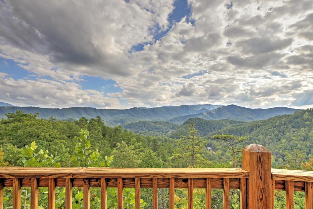 A Grand View - Private Smoky Mtn Family Retreat! - image 3