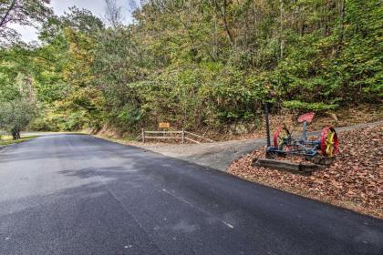 Scenic Solitude in Pigeon Forge with Hot Tub and View - image 2