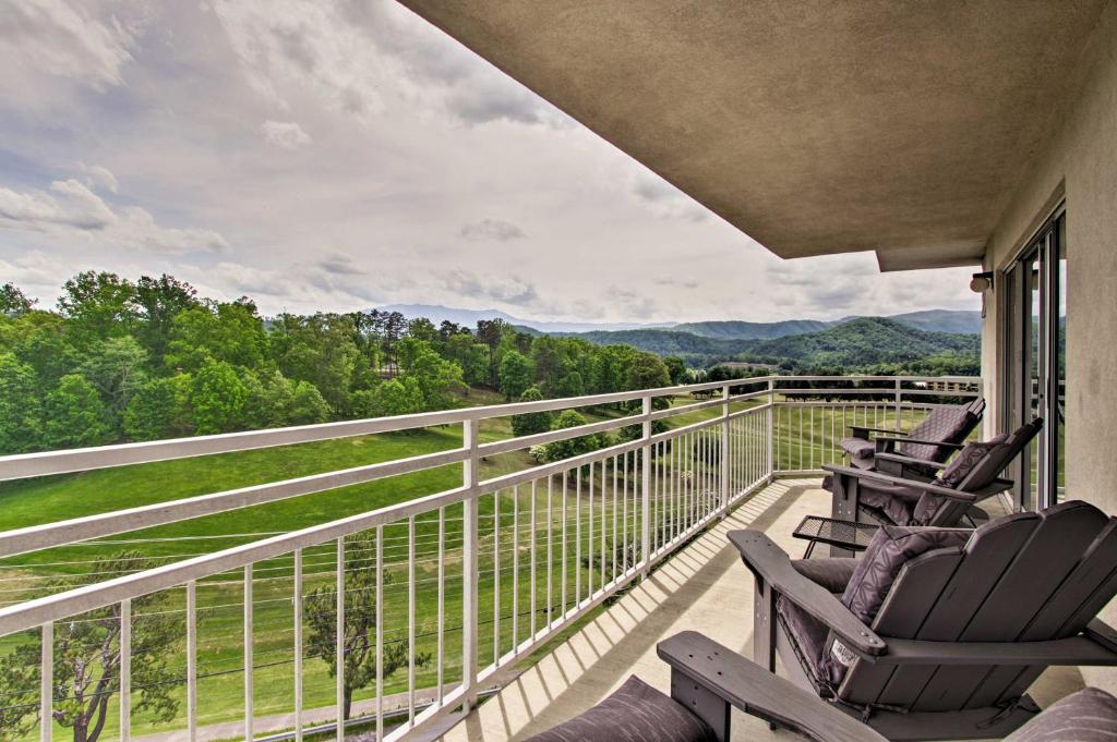 Condo with Golf Course View 2Mi to Dollywood and Parkway - image 3