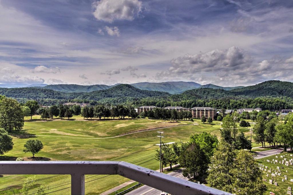 Condo with Golf Course View 2Mi to Dollywood and Parkway - image 5