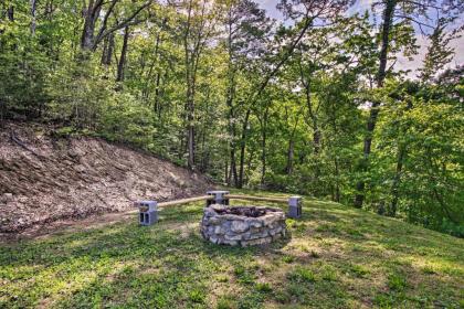 Secluded Cabin with Hot Tub 3 Mi to Pigeon Forge! - image 5