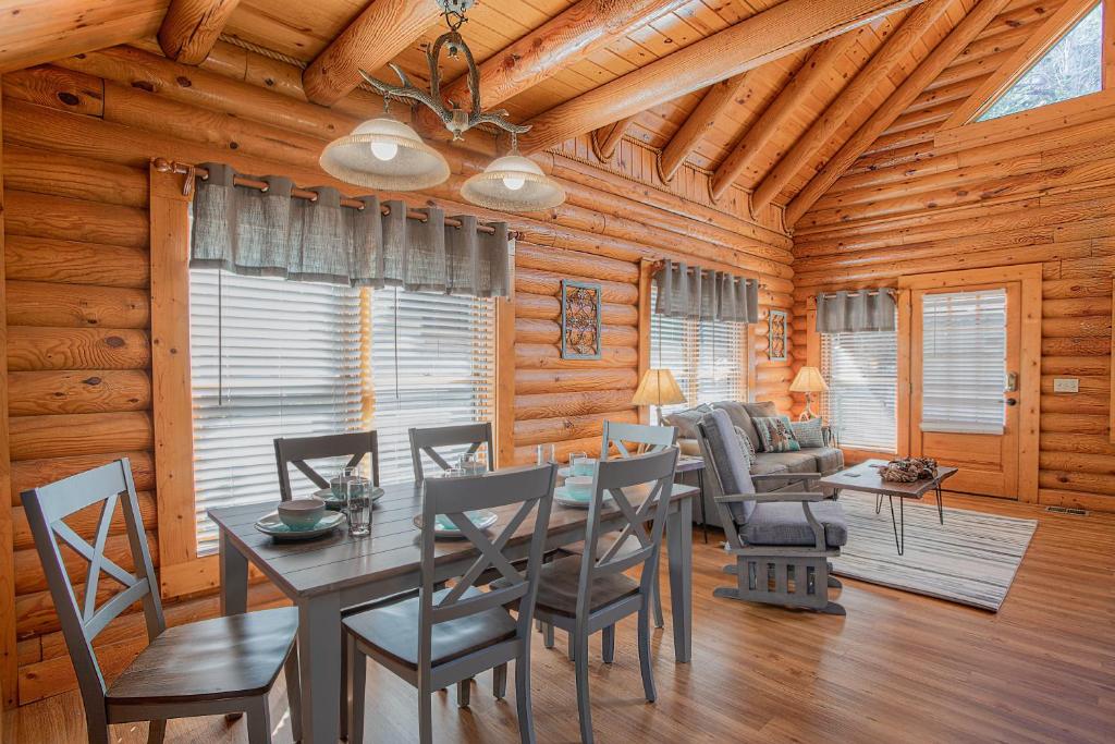 Deer Tracks Retreat in Pigeon Forge! - main image