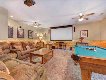 Moonlight Theater Lodge 3 Bedrooms Hot Tub Pool Sleeps 14 - image 10