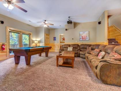 Moonlight Theater Lodge 3 Bedrooms Hot Tub Pool Sleeps 14 - image 9