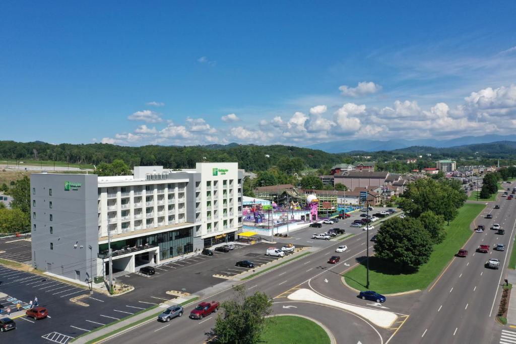 Holiday Inn & Suites - Pigeon Forge Convention Center an IHG Hotel - main image