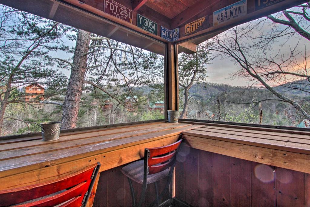 Idyllic Smoky Mtn Cabin with Views 5 Mi to Dollywood - main image