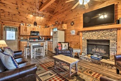 Idyllic Smoky Mtn Cabin with Views 5 Mi to Dollywood - image 3