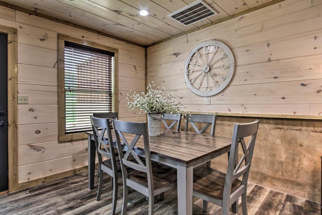 Rustic Mtn Retreat 1 Mi to Pigeon Forge Parkway! - main image