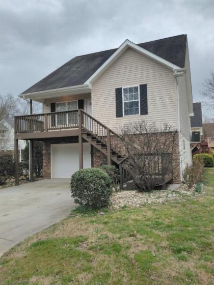 Cozy comfortable Pigeon Forge home close to all attractions and beautiful river 