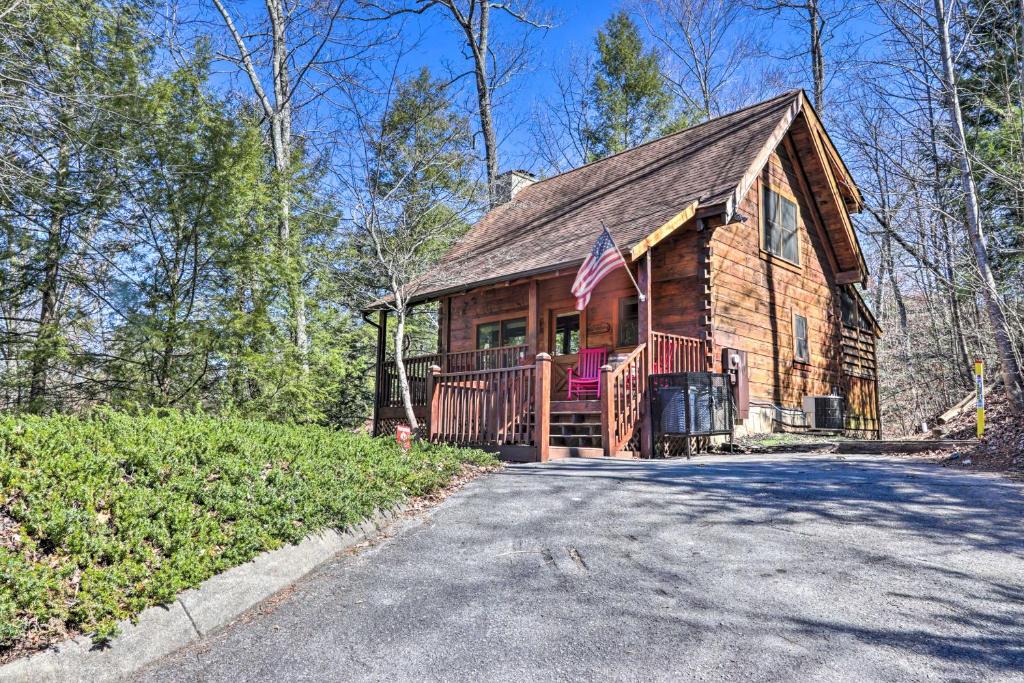 Cozy Cabin with Hot Tub in the Heart of Pigeon Forge - image 3