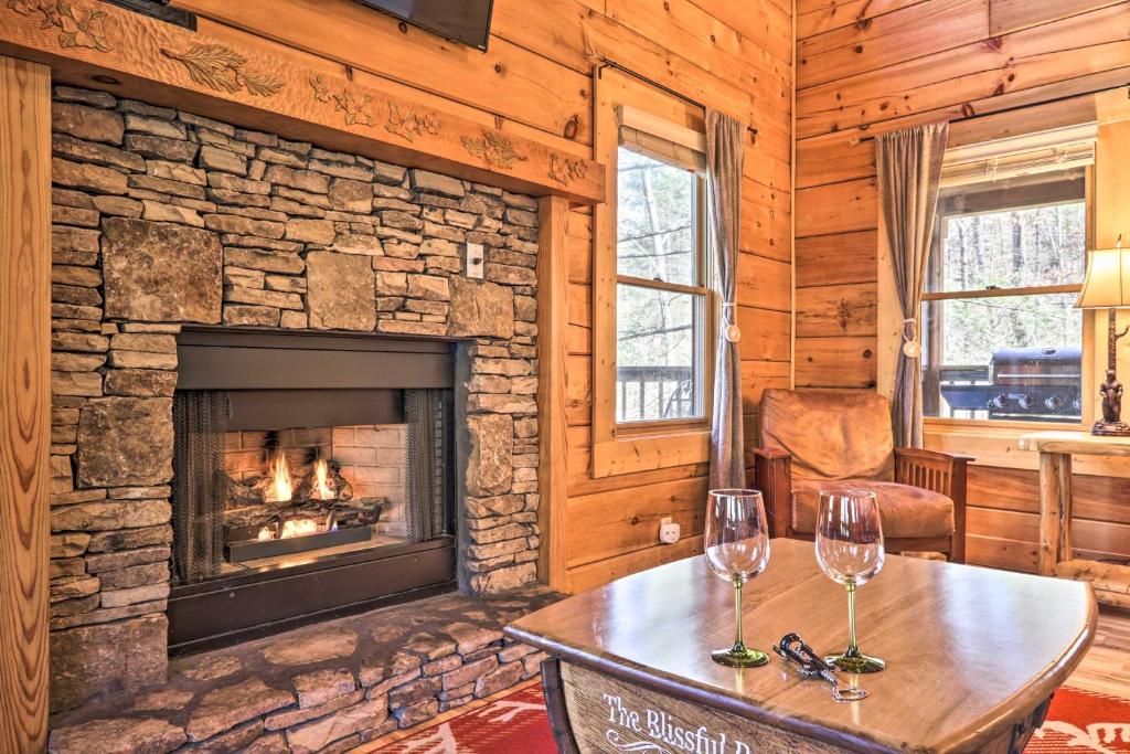 Cozy Cabin with Hot Tub in the Heart of Pigeon Forge - image 7