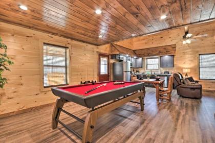 Luxe Cabin Getaway with Hot tub 1 mi to Parkway