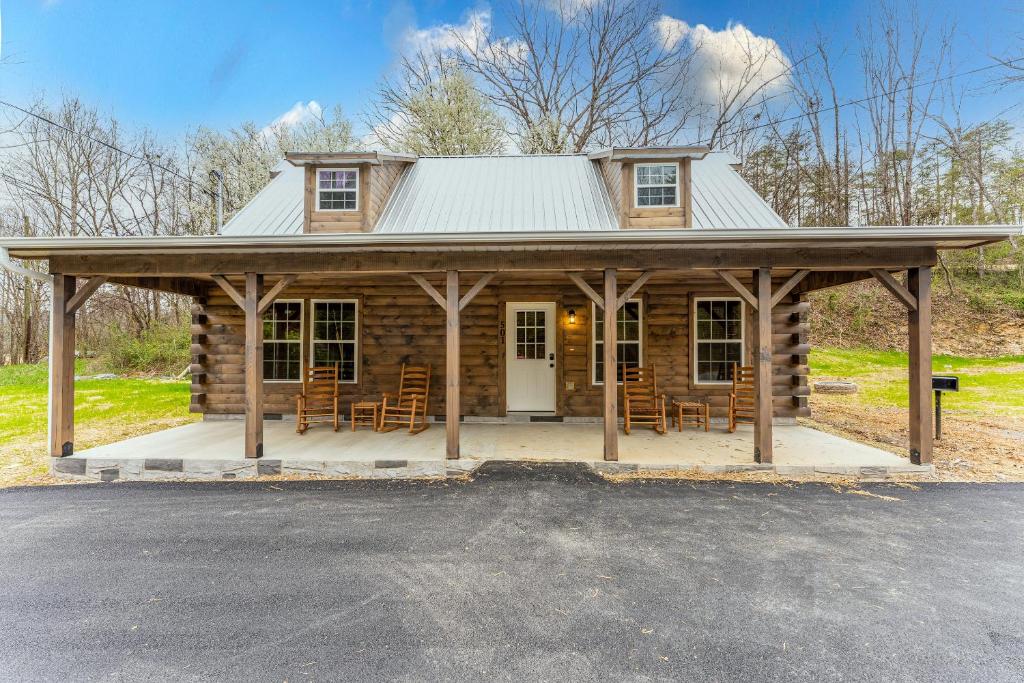 Golf Clubhouse Close to the Parkway in Pigeon Forge New Construction - main image