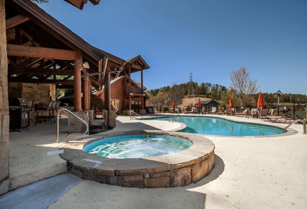 Hibernation Hideaway - hot tub and community pools - main image