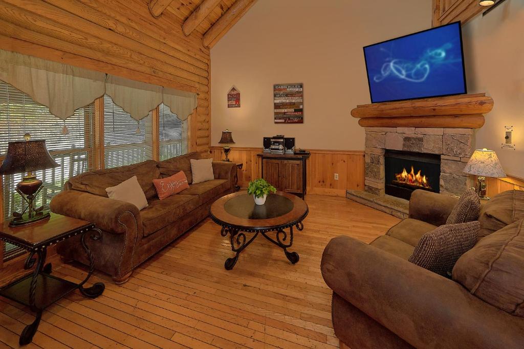 NEW! Southern Charm cabin in Pigeon Forge! - main image