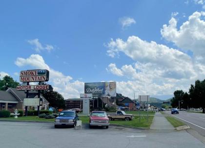 Smoky Mountain Motor Lodge At Dollywood LN - image 3