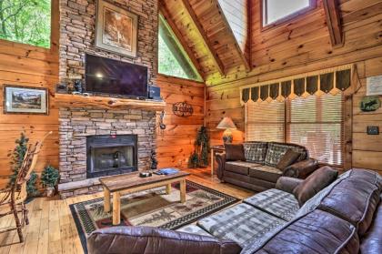 Picturesque Pigeon Forge Getaway with Hot Tub! - image 1