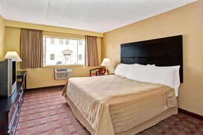 Howard Johnson by Wyndham Pikesville - image 9