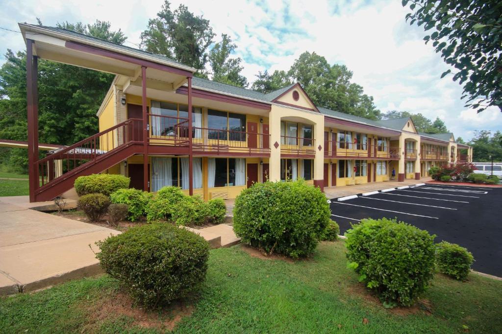 Econo Lodge Inn And Suites - Pilot Mountain - image 2