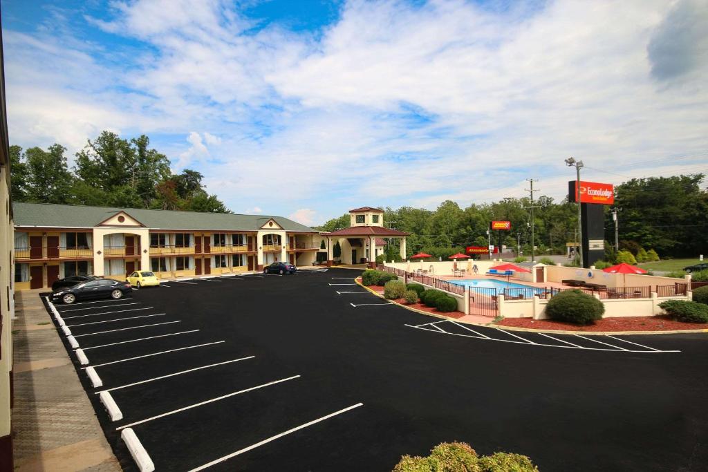 Econo Lodge Inn And Suites - Pilot Mountain - image 3